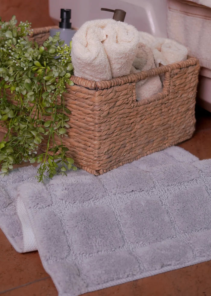 Grey polyester bath mat with plush textured square design