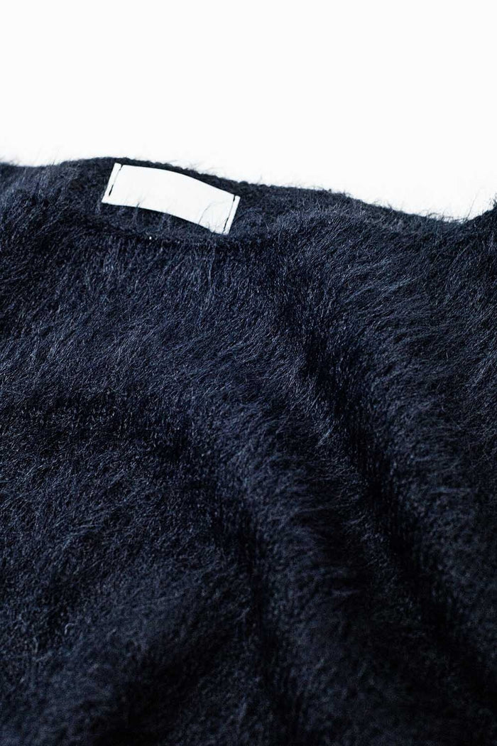 cropped fluffy sweater in black fitted at the waist
