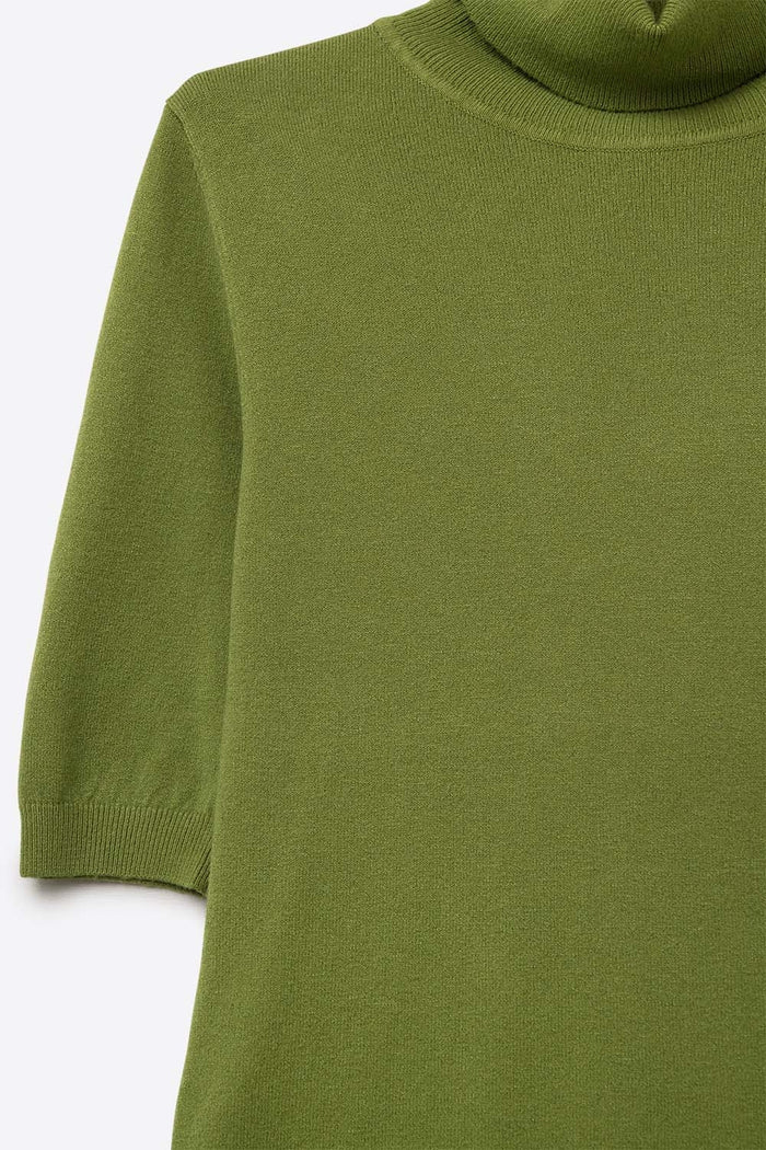 Fine knit sweater in olive green with a high neck and elbow-length sleeves
