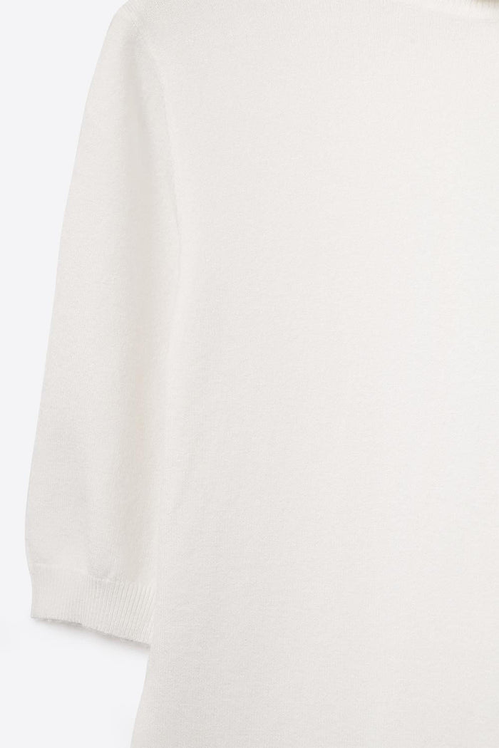 Fine knit sweater in white with a high neck and elbow-length sleeves