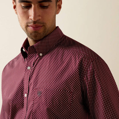 Ariat Men's S/S Pippin Classic Fit Shirt Western Button Down Shirt in Maroon Banner Geo Print