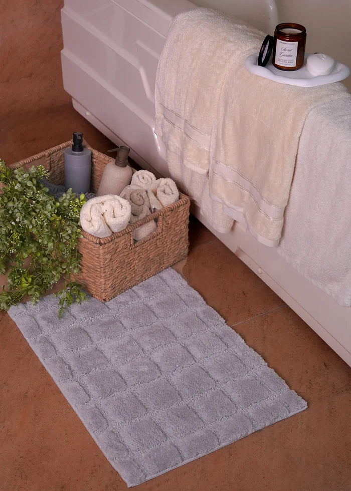 Grey polyester bath mat, rectangular with textured square pattern