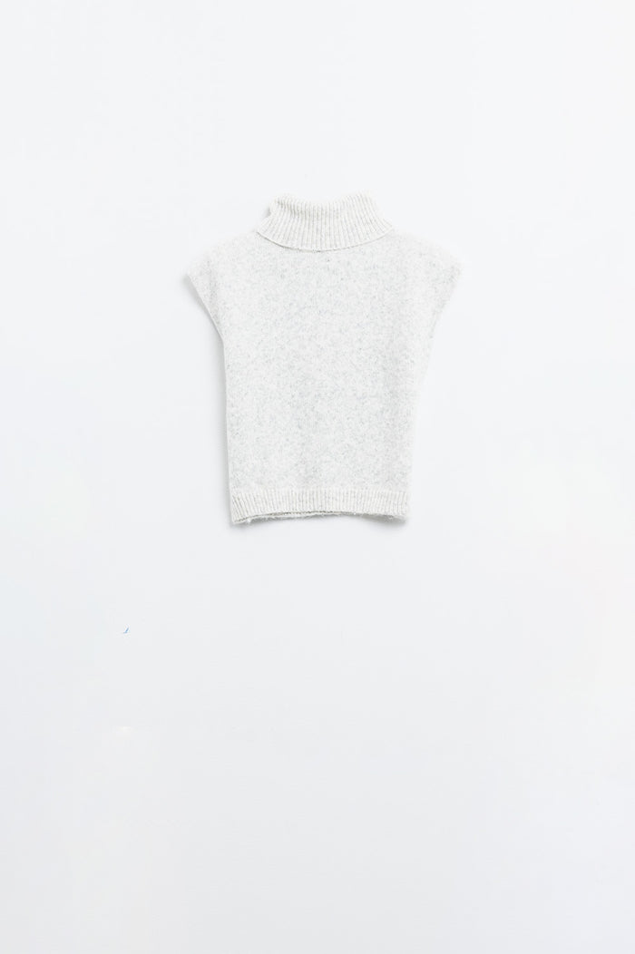 Cozy turtleneck sleeveless sweater in grey