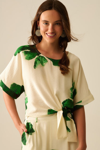 Cropped Blouse With Floral Print in Green Tied At The Waist