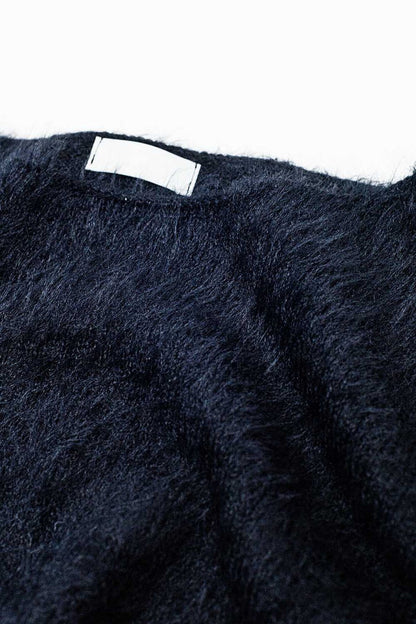 cropped fluffy sweater in black fitted at the waist