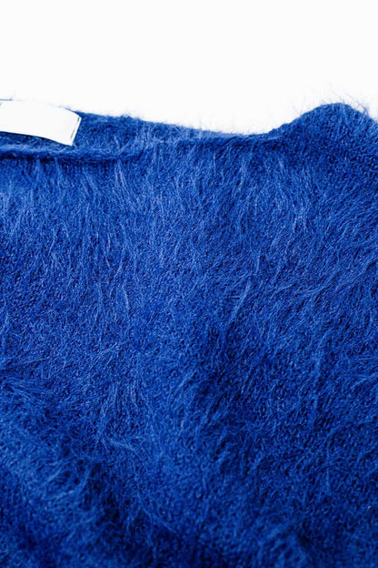 cropped fluffy sweater in navy blue fitted at the waist
