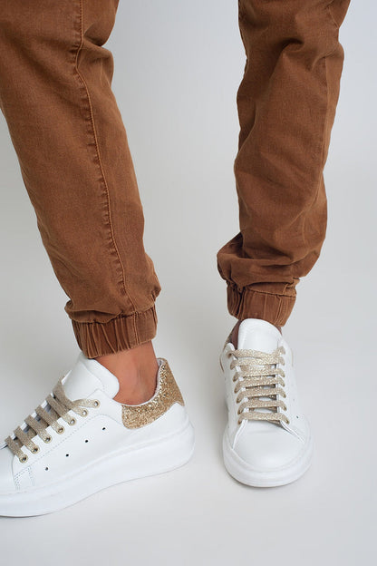 Cuffed utility pants with chain in brown - Coloured Jeans