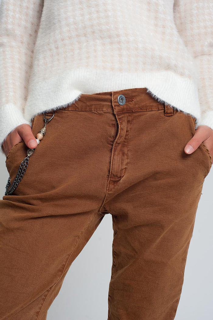 Cuffed utility pants with chain in brown - Coloured Jeans