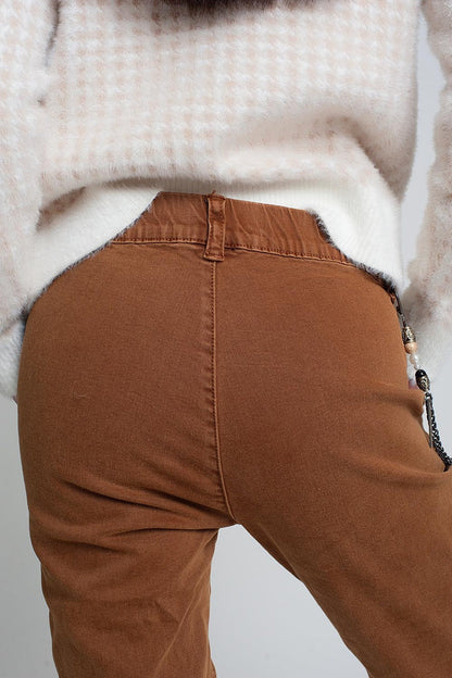 Cuffed utility pants with chain in brown - Coloured Jeans