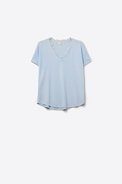 Fine and soft knit sweater with V-neck and lace trim in baby blue