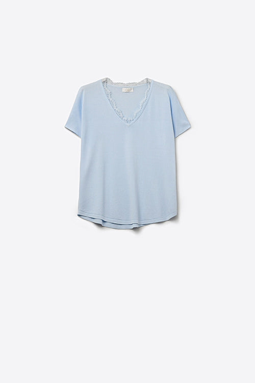 Fine and soft knit sweater with V-neck and lace trim in baby blue