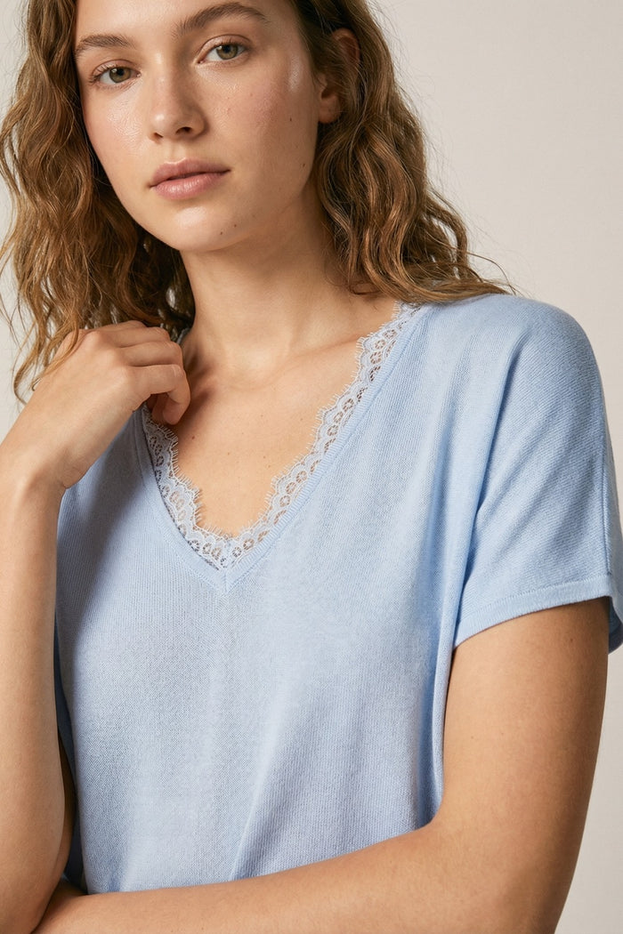 Fine and soft knit sweater with V-neck and lace trim in baby blue