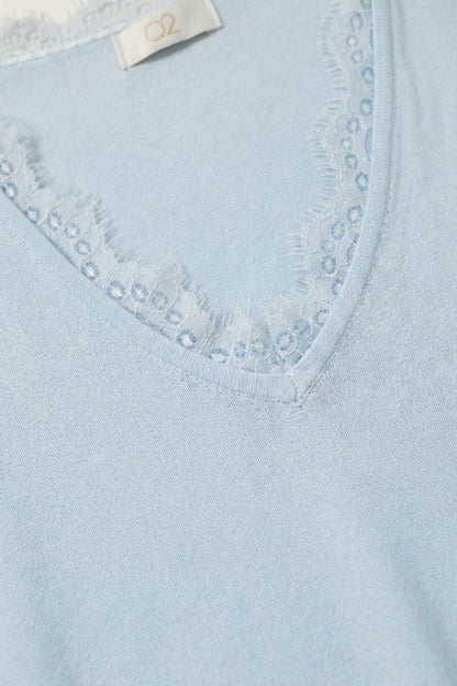 Fine and soft knit sweater with V-neck and lace trim in baby blue