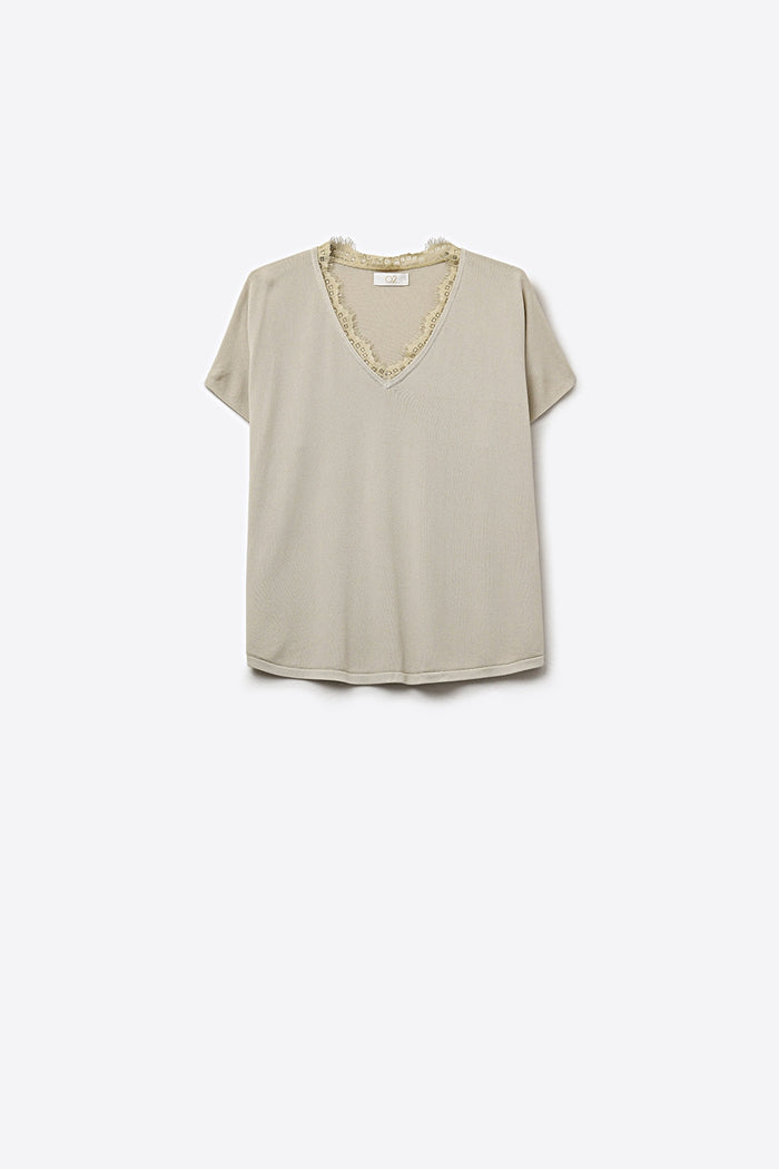 Fine and soft knit sweater with V-neck and lace trim in beige