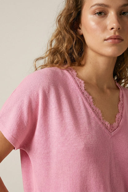Fine and soft knit sweater with V-neck and lace trim in pink