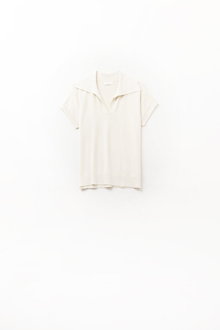 fine knit polo shirt in beige with short sleeves