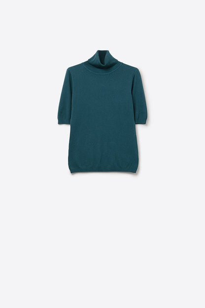 Fine knit sweater in green with a high neck and elbow-length sleeves