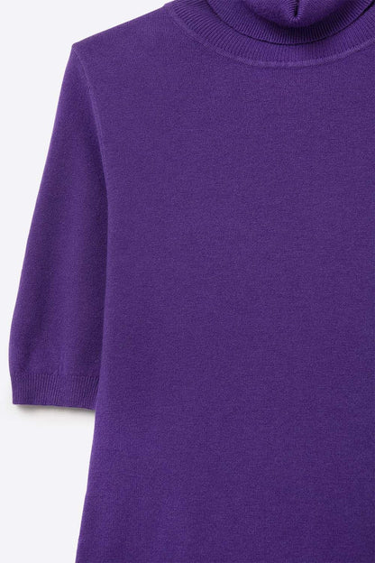 Fine knit sweater in purple with a high neck and elbow-length sleeves