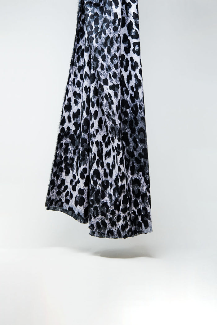 Fine woven scarf with leopard print in grey
