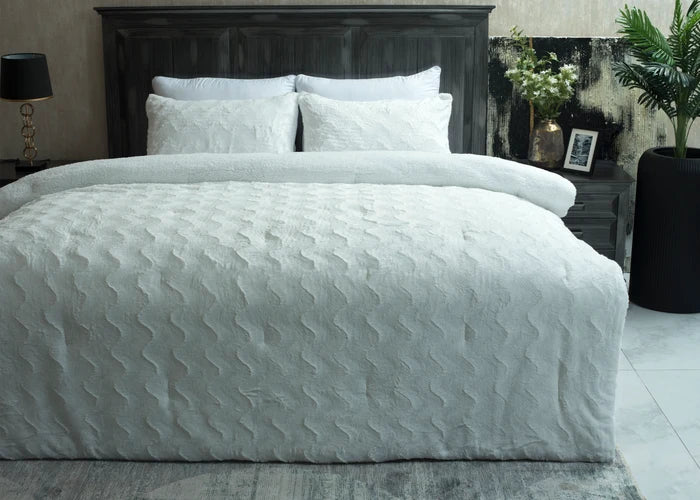 Ivory 3-piece plush bedding set: textured duvet and two pillows