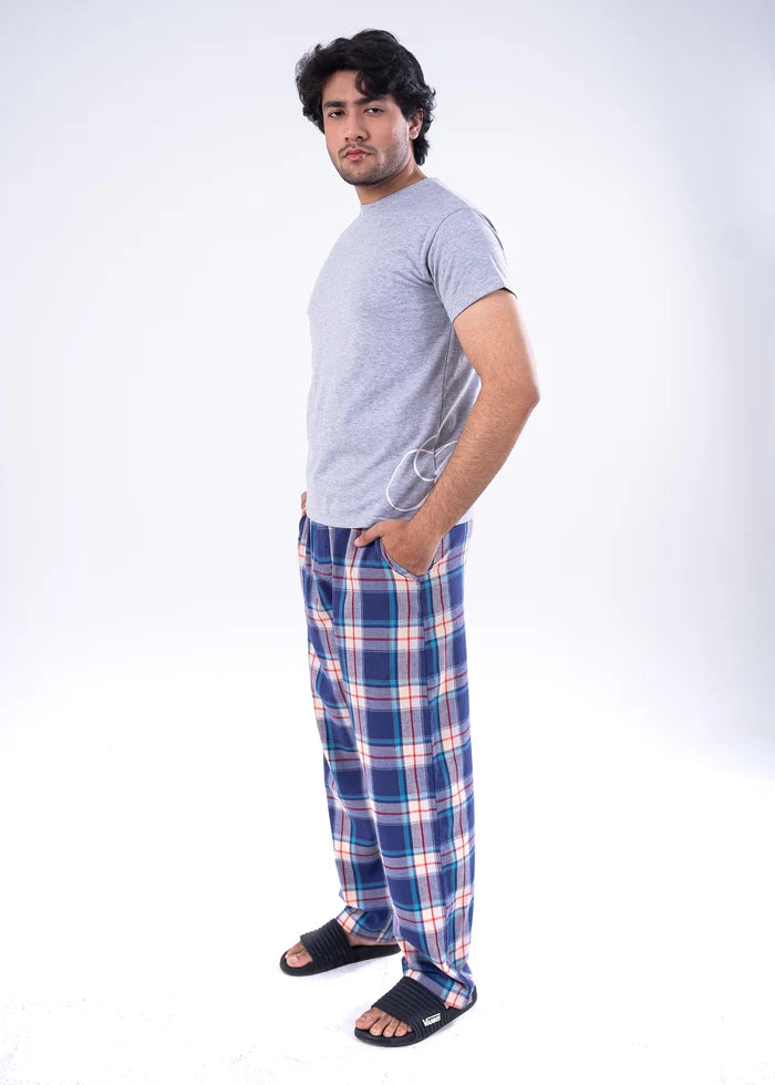 Men's grey melange T-shirt with side view, blue-red plaid night pants