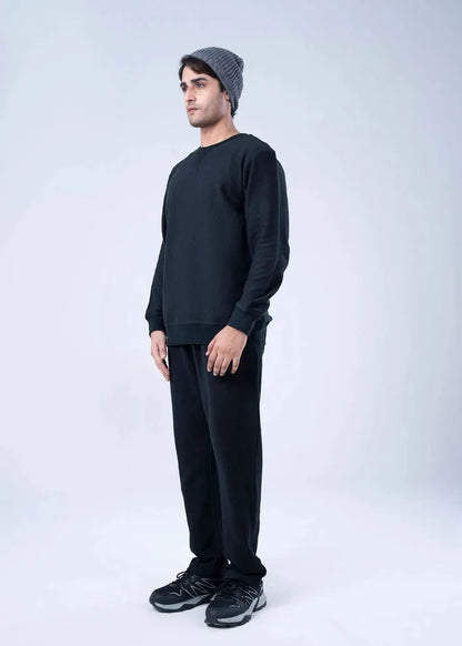 Men's winter sweatshirt in black with long sleeves and crew neckline, ribbed cuffs and hem.