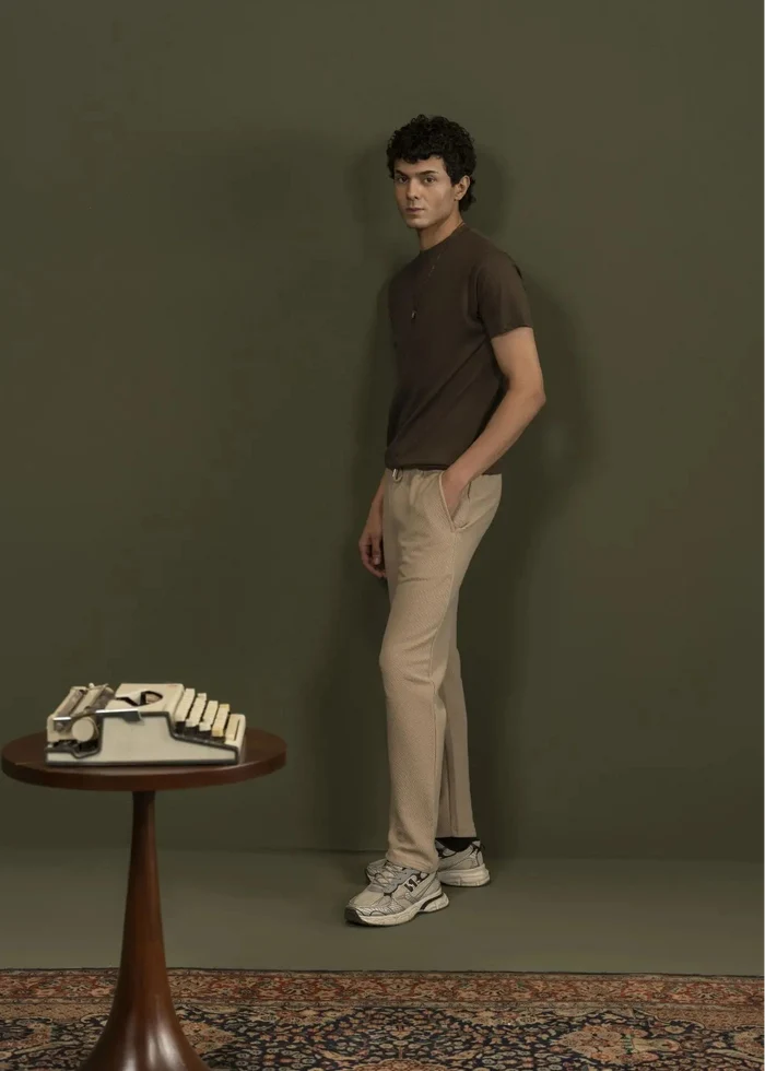 Men's olive-brown crew-neck T-shirt, short sleeves, full-body side view