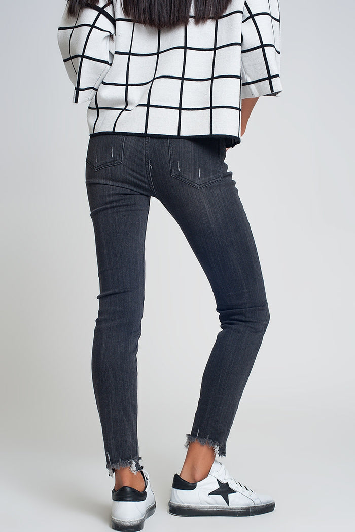 mid rise jeans in black with raw hem - Denim