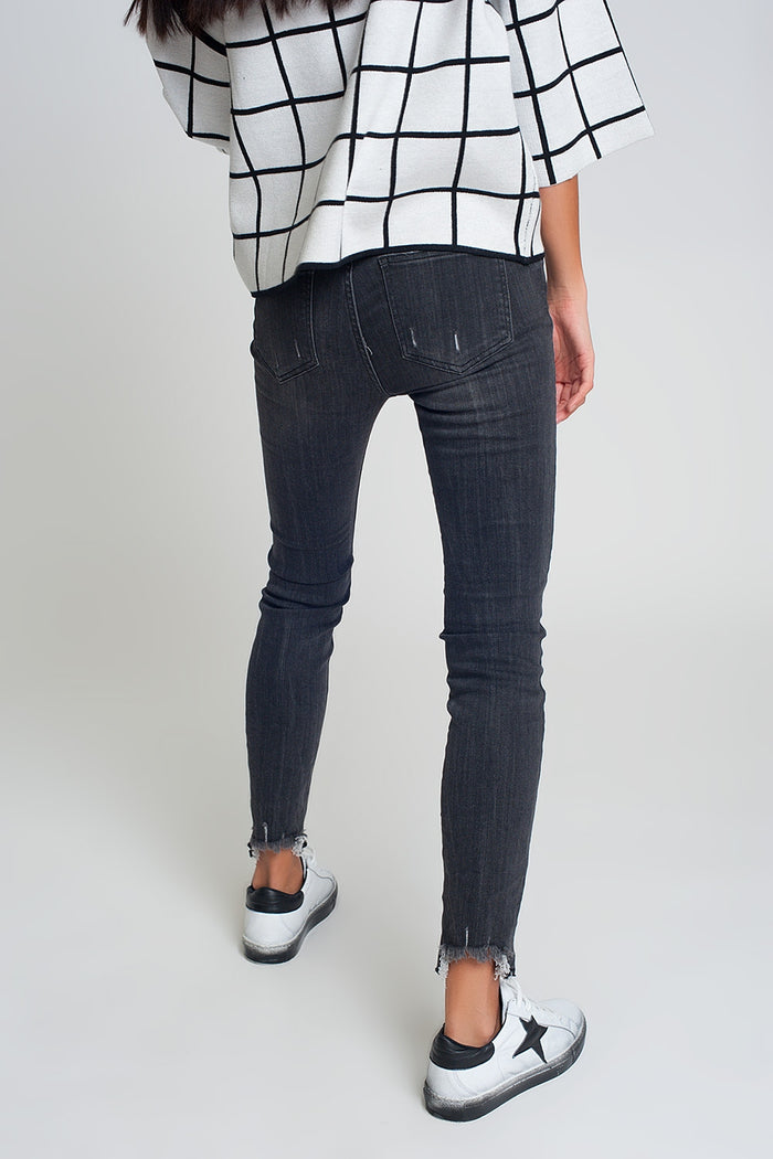 mid rise jeans in black with raw hem - Denim