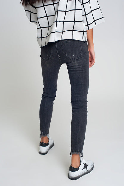 mid rise jeans in black with raw hem - Denim