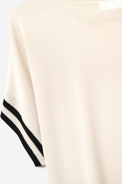 relaxed Sweater In beige with black contrast detail