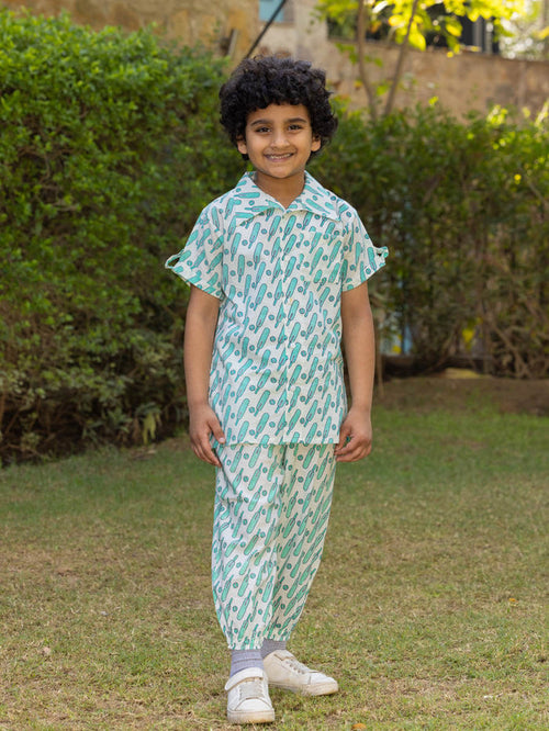 Pinklay organic cotton aqua half-sleeve shirt with bat ball pattern.