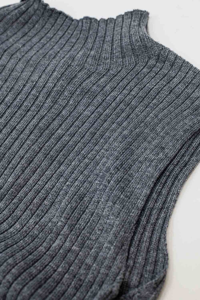 Sleeveless fine knit wool sweater in grey