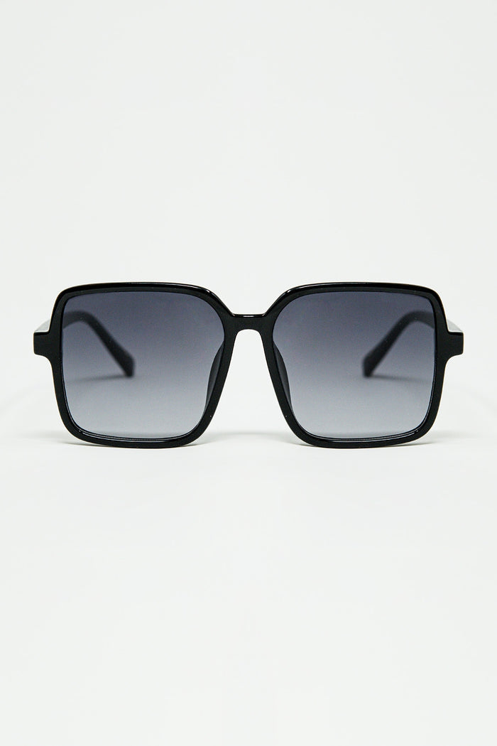 Square sunglasses with high gloss frame in black