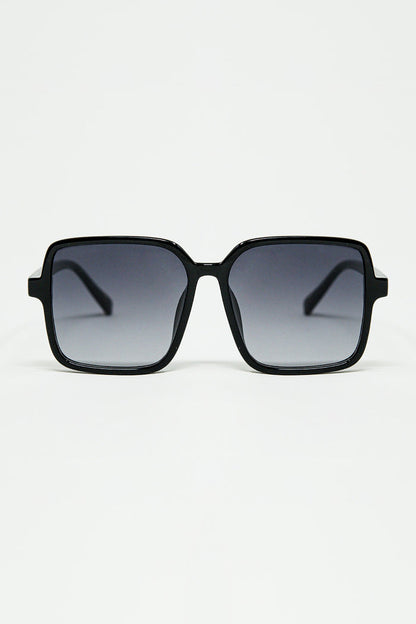Square sunglasses with high gloss frame in black