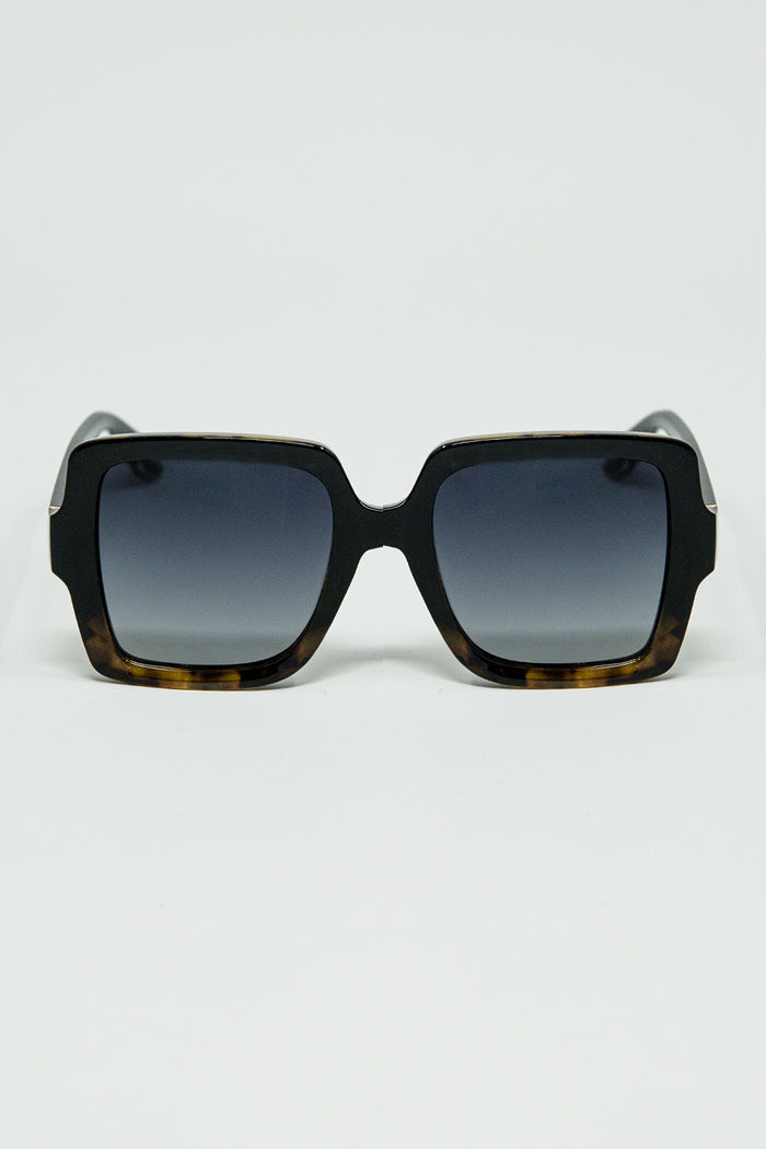 Sunglasses with a gradient print frame and black temples