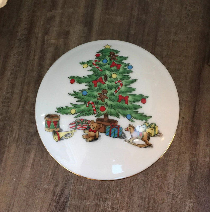 Vintage Christmas Porcelain Trinket Box at Duckwells