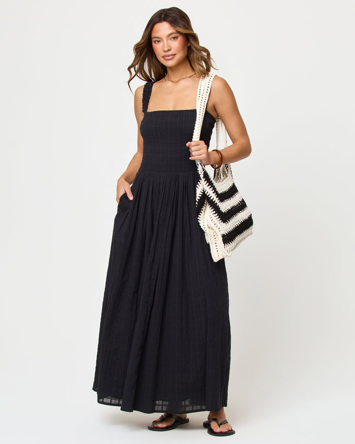 Black | Badge:New Arrival_#B2AC88_#ffffff'
LSPACE Wren Maxi in black, front view on model carrying crochet tote bag.
