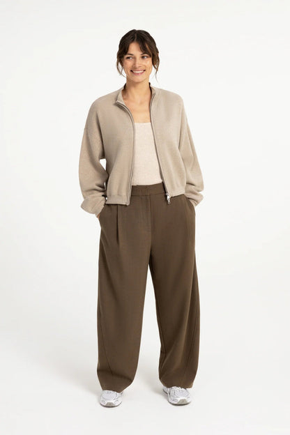 YAYA Soft Melange Singlet - Pure Cashmere Grey Melange 01-729066-609 on model Shop YAYA at Dotique